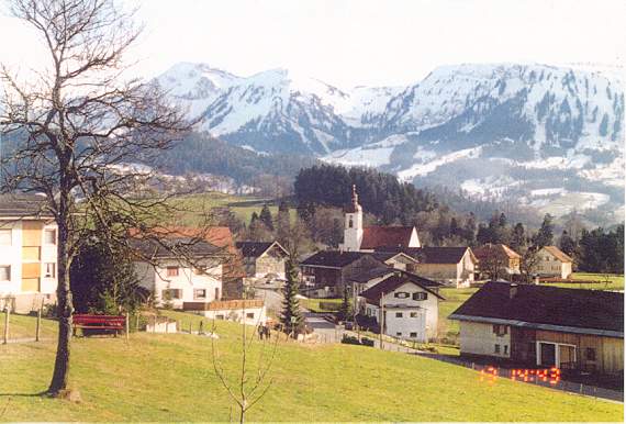 Langenegg 1998:  Kirche von NNW aus betrachtet